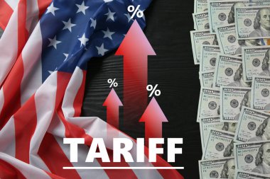 Vergi zammı. ABD bayrağı ve dolar banknotları siyah masanın üstünde.