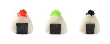 Lezzetli onigiri ve tobiko beyaz sette izole edilmiş.