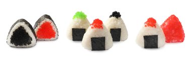 Lezzetli onigiri ve tobiko beyaz sette izole edilmiş.