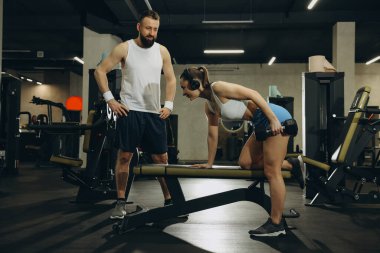 Spor salonunda atletik kadın ve erkek eğitimi