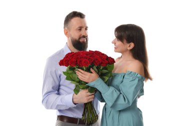Adam beyaz arka planda sevgilisine kırmızı gül buketi sunuyor.