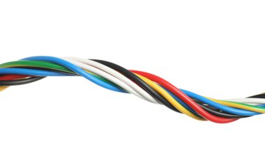 Birçok renkli elektrik kablosu beyaza izole edilmiş.