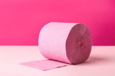 Pembe arka planda renkli tuvalet kağıdı rulosu
