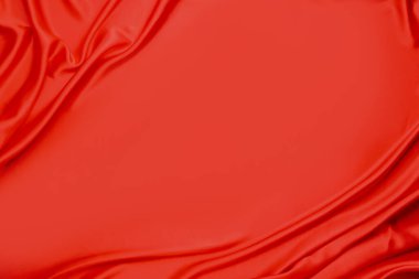 Romantik dekor. Arka plan olarak buruşuk kırmızı ipek kumaş, üst manzara. Metin için boşluk