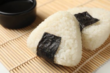 Pirinç topları (onigiri) ve soya sosu masada, yakın plan. Geleneksel Japon yemeği