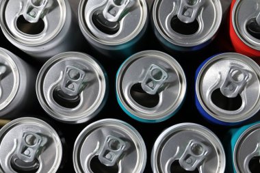 Arka plan olarak birçok alüminyum içecek kutusu, üst görünüm