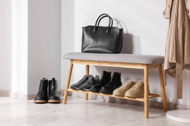 Farklı şık ayakkabılar giyip çantalarınızı içeri koyun.