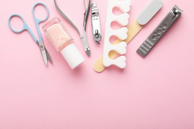 Pembe arka planda farklı manikür aletleri var. Metin için boşluk