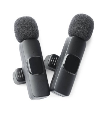 Lavalier mikrofonları beyaza izole edilmiş. Ses ekipmanları