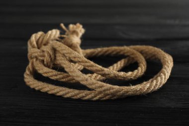 Siyah ahşap zemin üzerinde pamuk halat, yakın plan