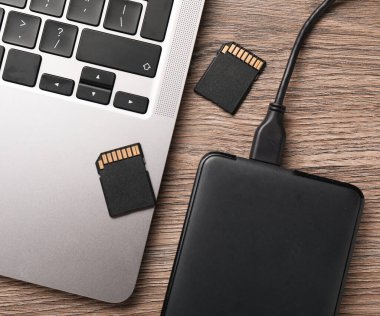 USB kablosu, SD hafıza kartı ve dizüstü bilgisayarı olan sabit disk sürücüsü, düz konum