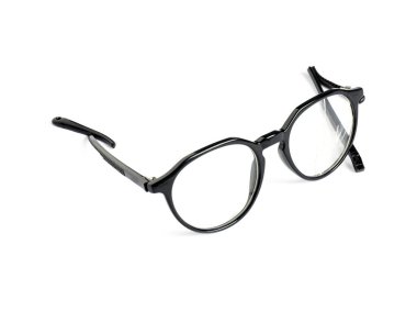 Kırık bir mercekle beyaz gözlüklü.