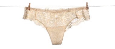 Çamaşır ipinde güzel iç çamaşırları beyaz arka planda