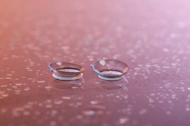 Renk eğimli ayna yüzeyine kontak lensler ve su damlaları, yakın çekim