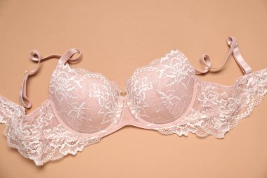 Bej arka planda güzel dantel sütyen, üst manzara