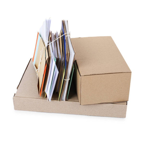 Различные бумажные конверты и посылки на белом фоне. Почта