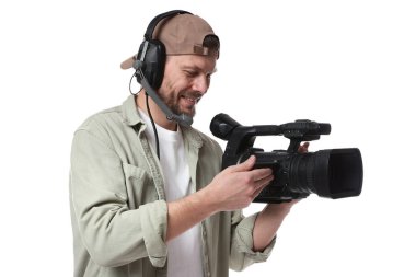 Profesyonel kameralı ve kulaklıklı bir adam beyaz arka planda.