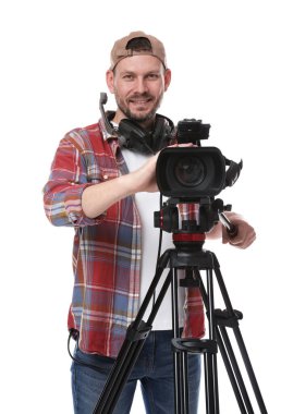 Beyaz arka planda profesyonel video kamerası olan adam.