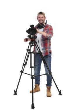Beyaz arka planda profesyonel video kamerası olan adam.