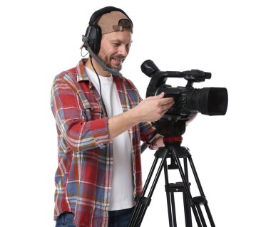 Profesyonel kameralı ve kulaklıklı bir adam beyaz arka planda.