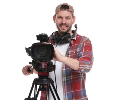 Beyaz arka planda profesyonel video kamerası olan adam.
