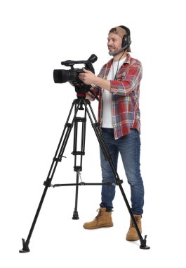 Profesyonel kameralı ve kulaklıklı bir adam beyaz arka planda.