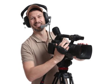 Profesyonel kameralı ve kulaklıklı bir adam beyaz arka planda.