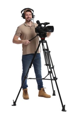 Profesyonel kameralı ve kulaklıklı bir adam beyaz arka planda.