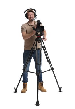 Profesyonel kameralı ve kulaklıklı bir adam beyaz arka planda.