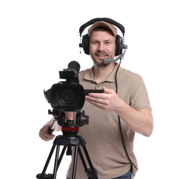 Profesyonel kameralı ve kulaklıklı bir adam beyaz arka planda.