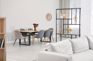 Rahat kanepe ve ahşap masa ile modern oturma odası.