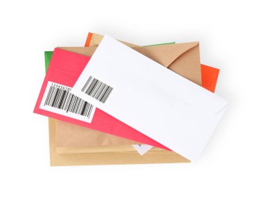 Beyaz arkaplandaki farklı kağıt zarfları, üst görünüm. Postane