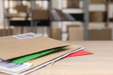 Postanedeki masada bir sürü farklı zarf var. Metin için boşluk