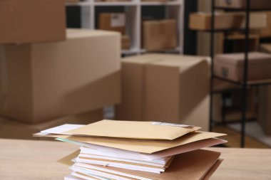 Postanedeki masada bir sürü farklı zarf var. Metin için boşluk