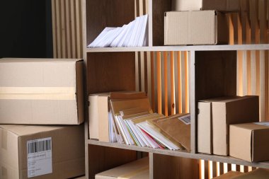 Postanede farklı kağıt zarflar ve paketler var.