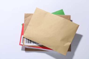 Beyaz arka planda farklı zarflar, üst manzara. Postane