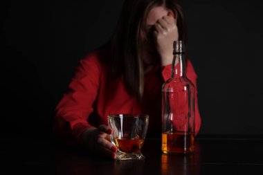 Alkol bağımlılığı. Karanlıkta viski içen sefil kadın.