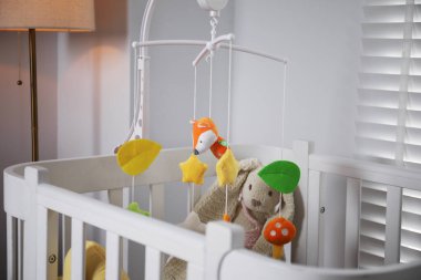 Bebek arabalı beşik çocuk odasında