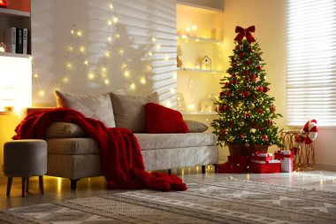 Güzel Noel ağacı ve odadaki diğer dekorlar. Şenlikli iç tasarım