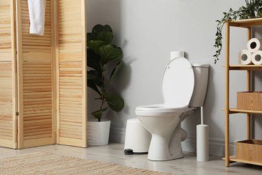 Seramik klozet, fırça ve ihtiyaçlar tuvalette.