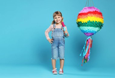 Parlak pinyatalı mutlu kız ve açık mavi arka plana yapıştı. Metin için boşluk