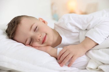 Yatma vakti. Rahat bir yatakta uyuyan tatlı çocuk.