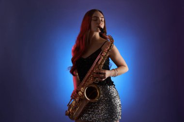 Profesyonel müzisyen arka planda saksafon çalıyor