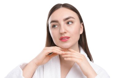 Beyaz arka planda sağlıklı ciltli bir kadın.