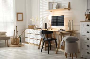 Ofisinde bilgisayar olan rahat bir iş yeri.