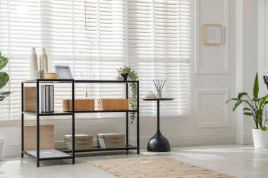 Pencerenin yanında farklı dekorları olan konsol masası. İç tasarım