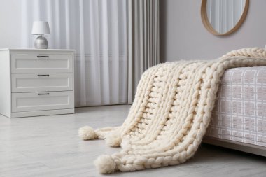 Odada, yatakta örülmüş yün ekose kumaş.