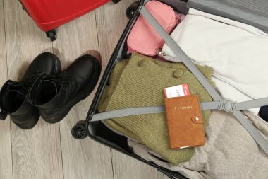Biletli pasaport paketlenmiş valiz kapalı, üst manzara