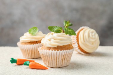 Hafif desenli masada naneli havuçlu kekler, yakın plan.