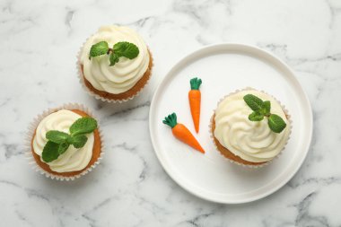 Beyaz mermer masa üzerinde naneli havuç kekleri, düz yatıyordu.